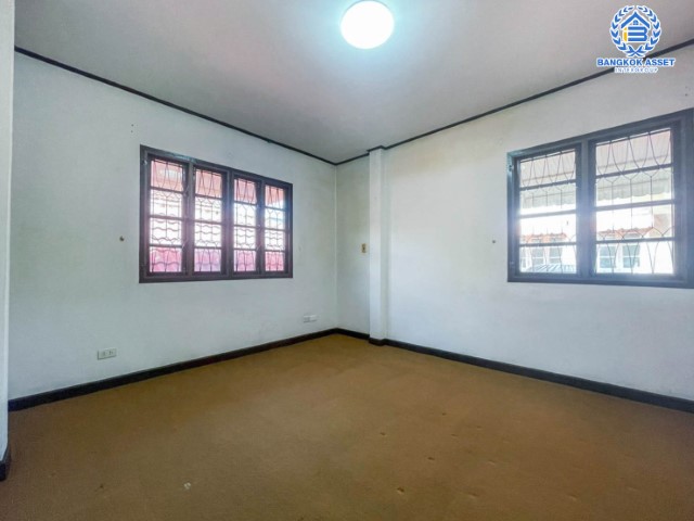 บ้านเดี่ยวมือสองย่านปทุมธานี ม.ปาริชาติ ถนน 345 บ้านแบรนด์คุณภาพระดับ L&H บนเนื้อที่กว้าง 81 ตร.ว. ฟังก์ชัน 4 ห้องนอน 3 ห้องน้ำ 2 ที่จอดรถ บนทำเลดี เชื่อมต่อถ.สะพานนนทบุรี-บางบัวทอง, ถ.ติวานนท์ ได้บ้านหลังใหญ่ในราคาที่คุ้มที่สุด! รีบจองเลย!